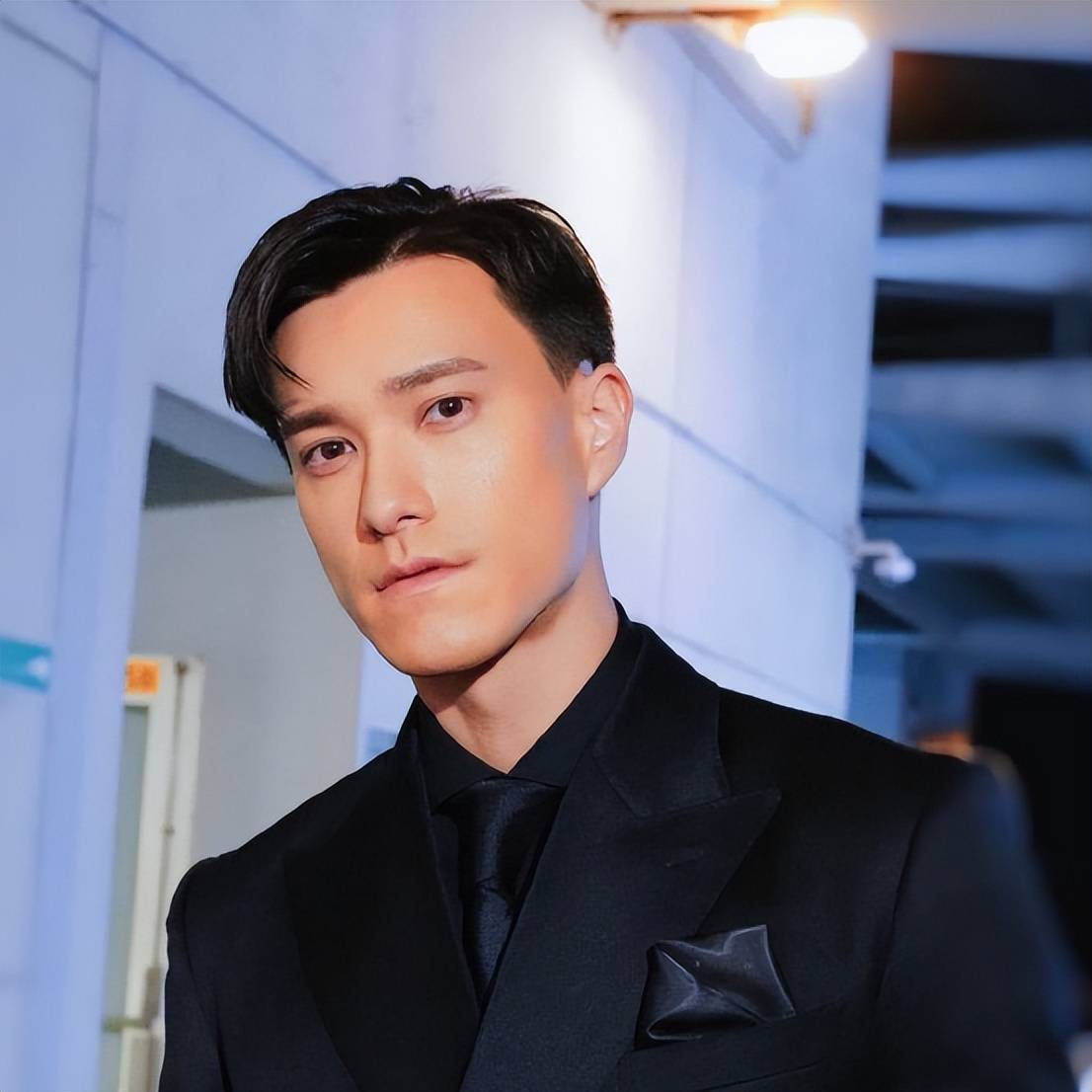 tvb小生恋情谜团深,被问绯闻与小花,模棱两可回应引争议