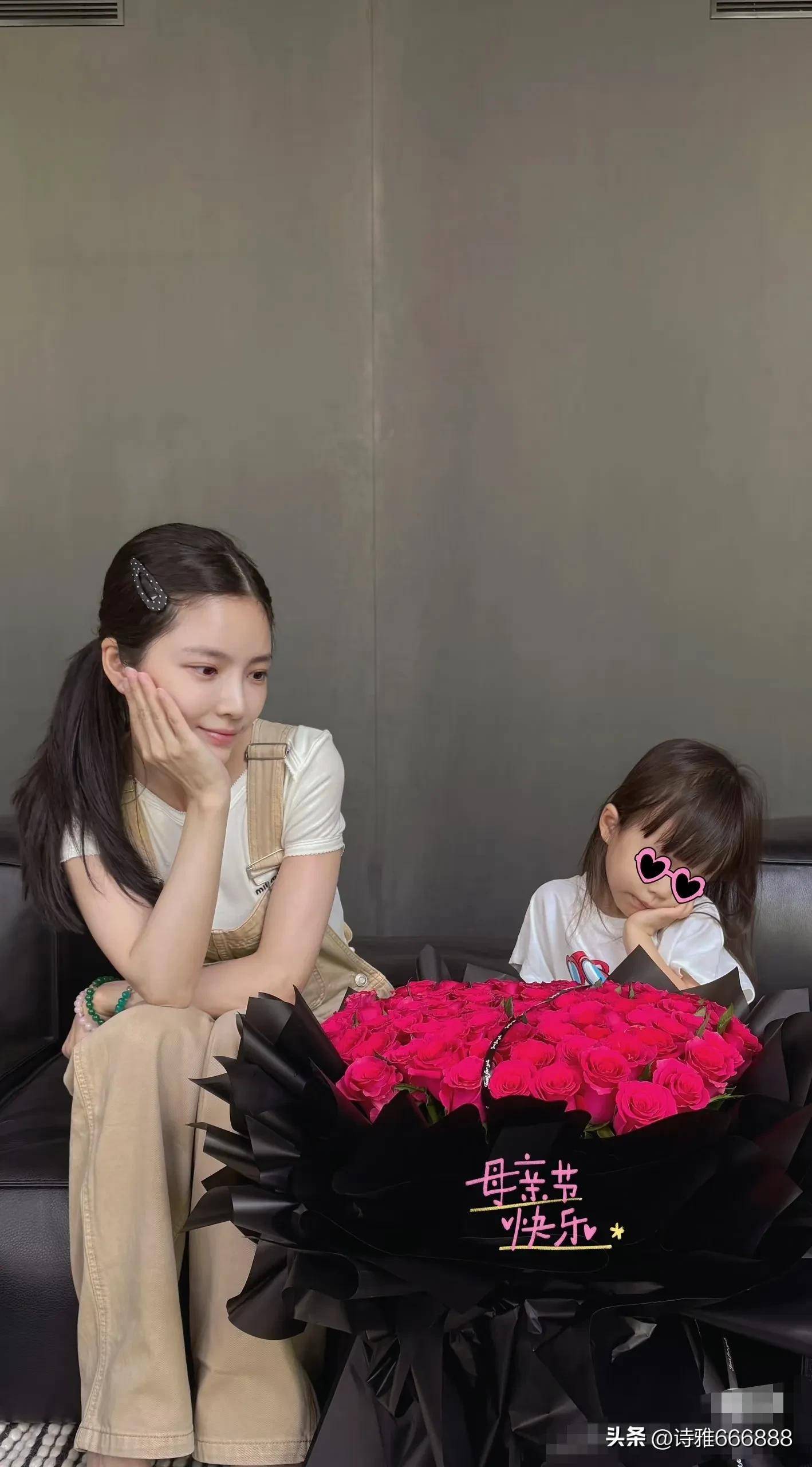 杜淳老婆王灿母亲节收大束玫瑰和女儿礼物,蛋饺亲吻脸颊幸福满溢