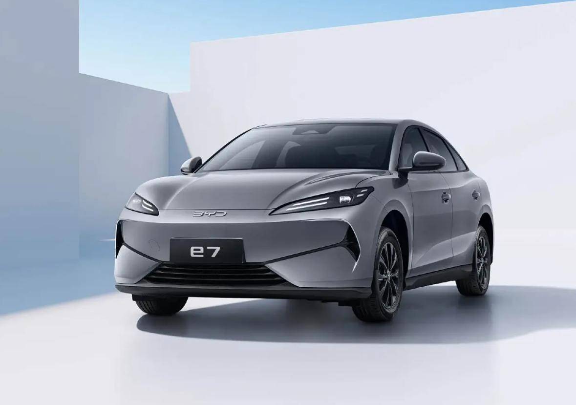 限时9.88万就能买到中型车？比亚迪e7上市，三个版本怎么选？