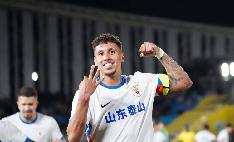 国足太太团+1！杨明洋与妻子是跨国恋💗育有两个孩子生活美满