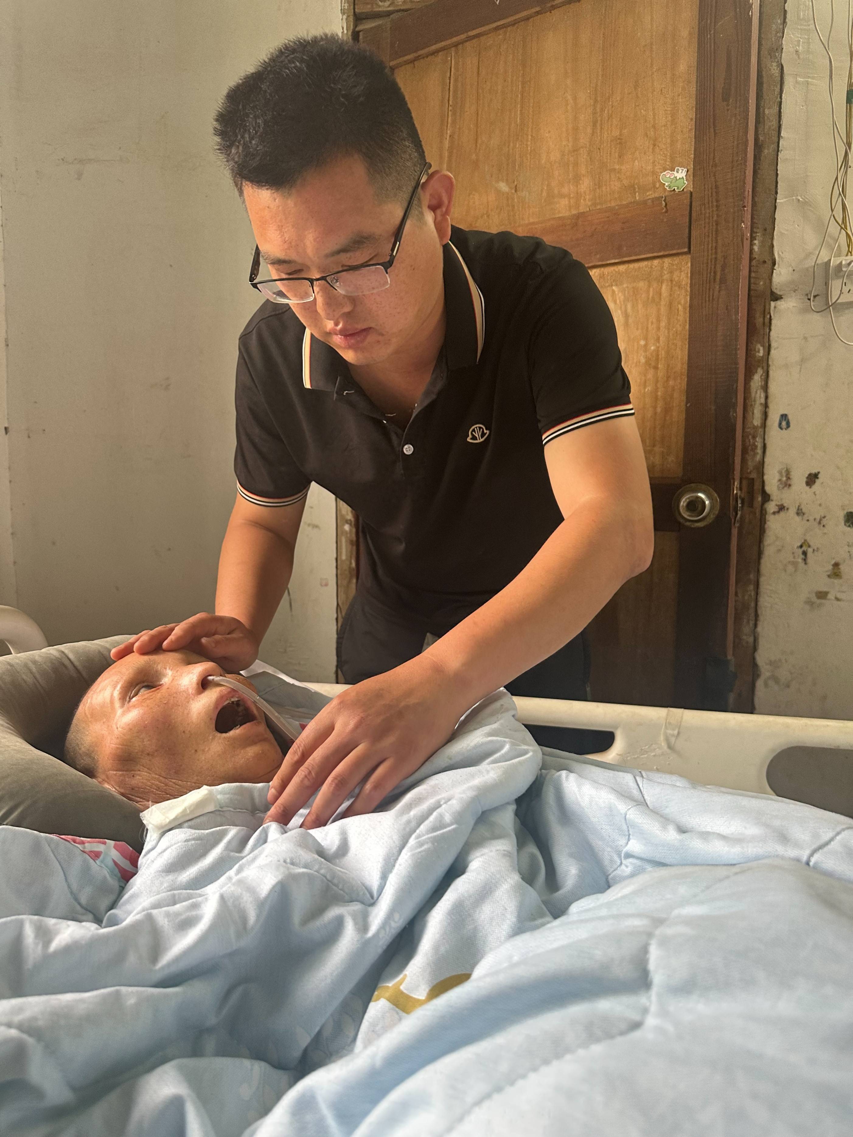 他用至孝与大爱撑起一个不幸的家刘寨是平舆县芝麻小镇