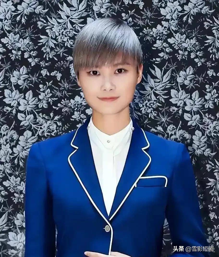 李宇春深v惊艳亮相,20年铁t形象崩塌,男粉狂热夜晚!