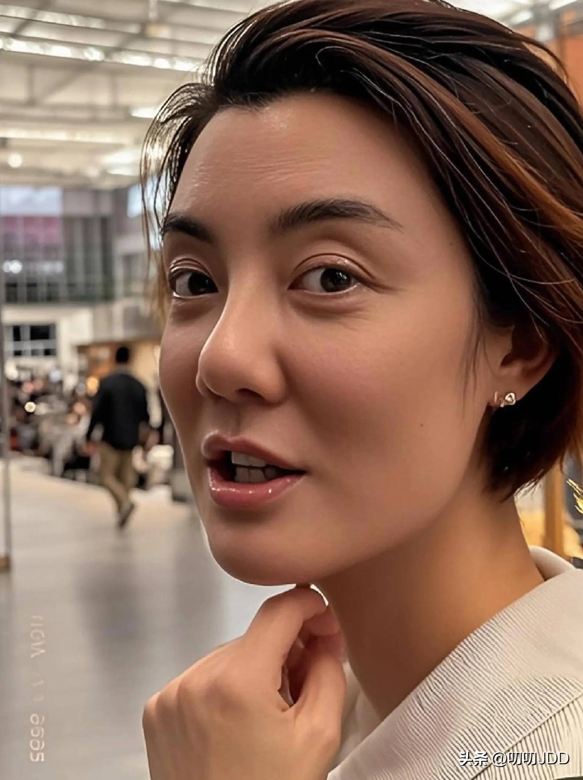 车晓素颜逛街无人识,鼻子问题更明显,邓超喊妈成谜