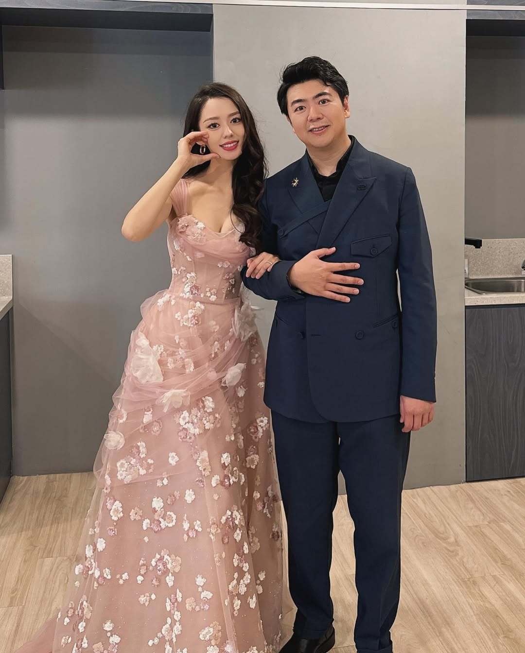 钢琴女神变辣妹,郎朗的混血妻子吉娜爱丽丝,近照大变样