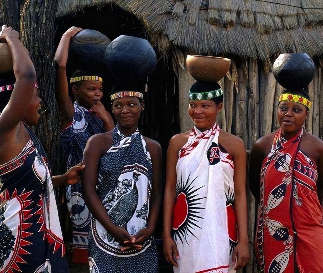 揭秘南非祖鲁族生活:一夫多妻制,处女必须露胸,黄金遍布领地