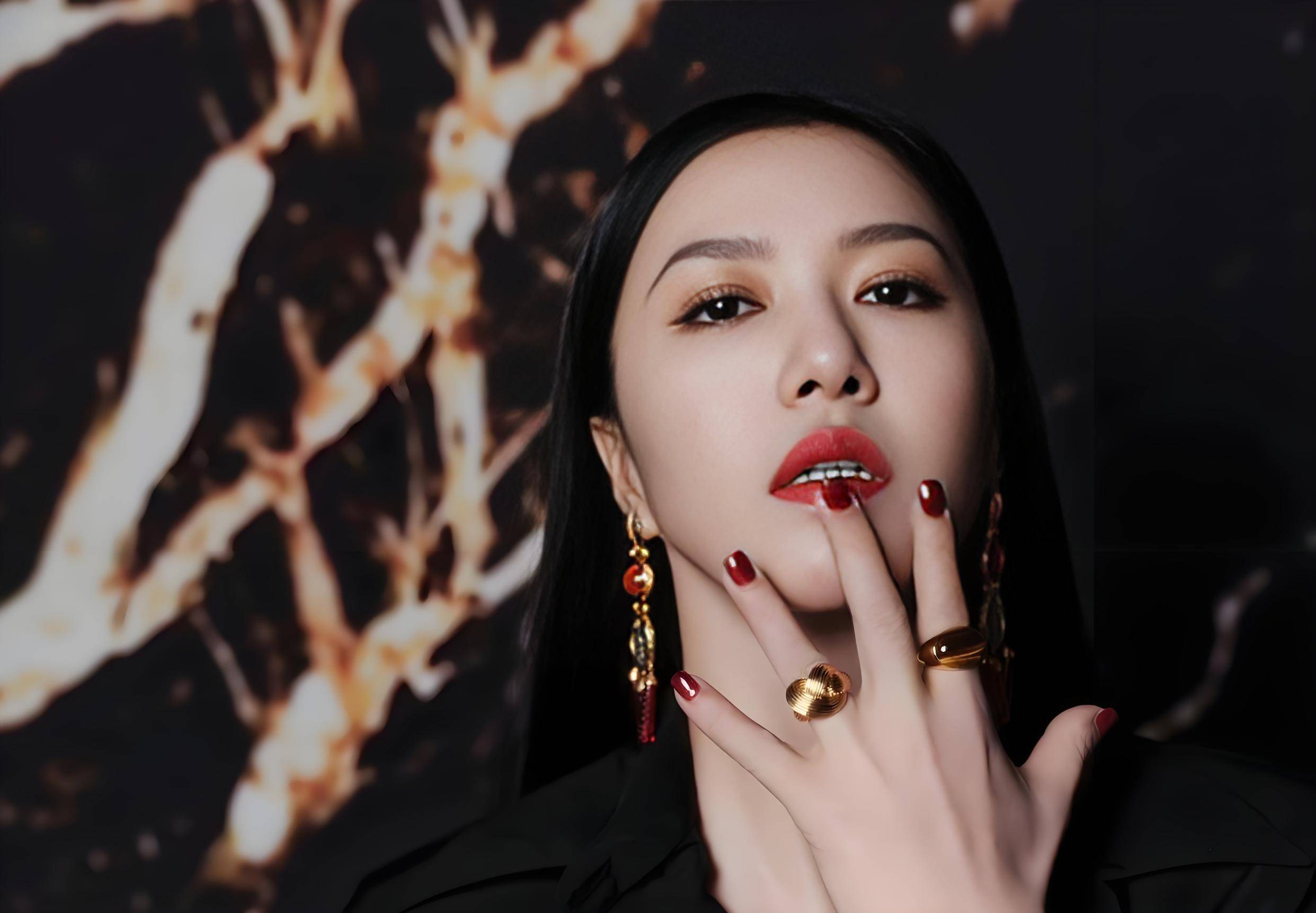 原来是他娶了谭维维!被誉为"不老男神",曾在海拔5600米上求婚