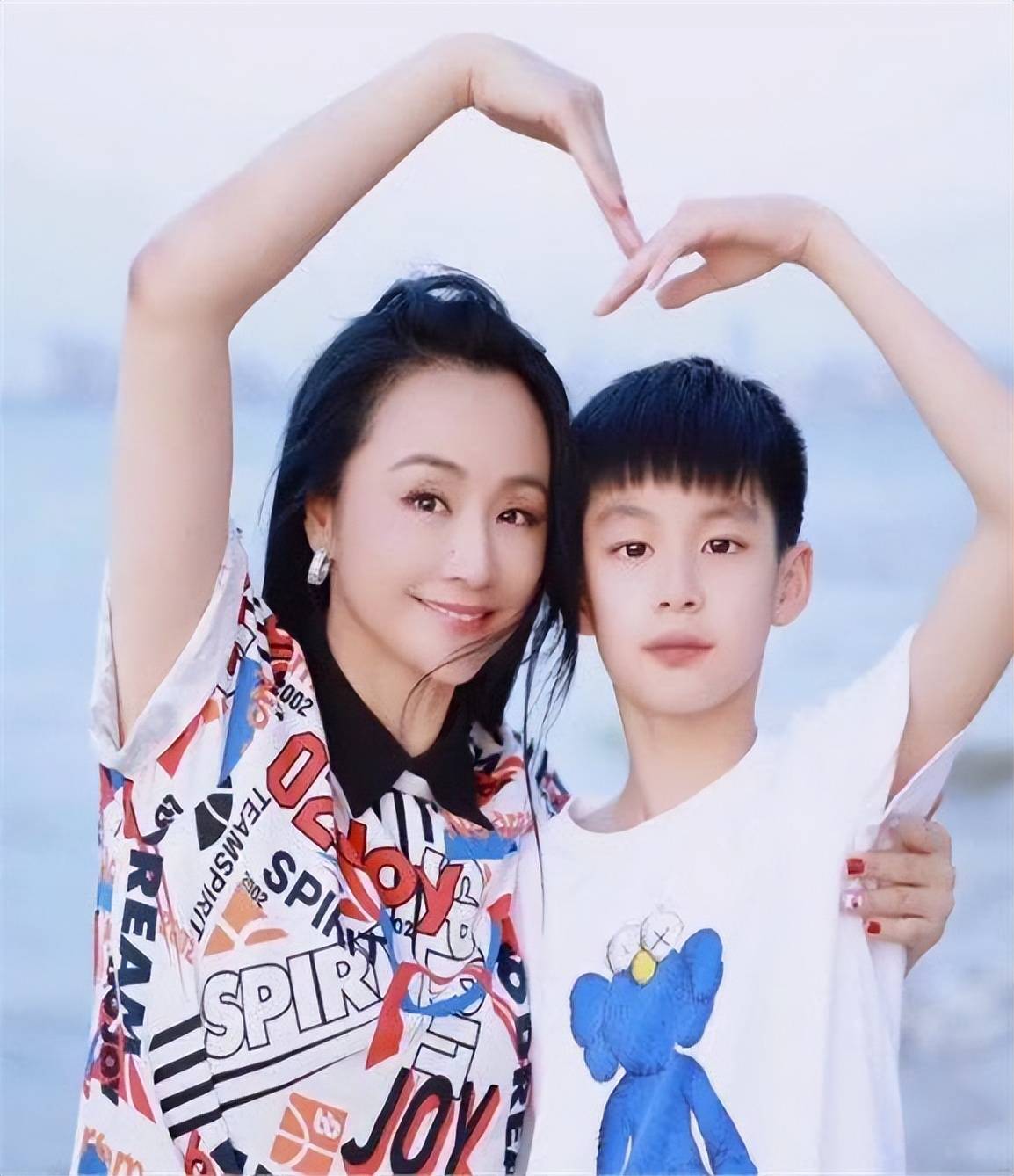 朱媛媛刚走曹颖自曝患癌害怕看不到儿子长大没多长时间了?