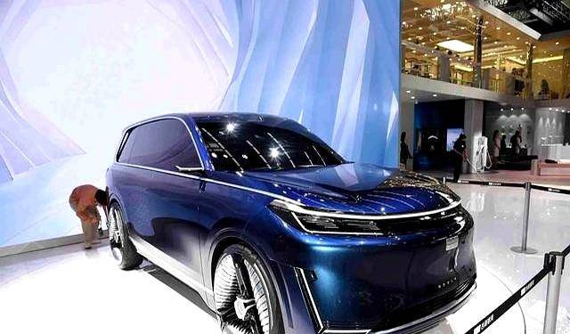 吉利银河M9米兰首发，六座SUV挤进30万级战场，插混底盘能打吗？