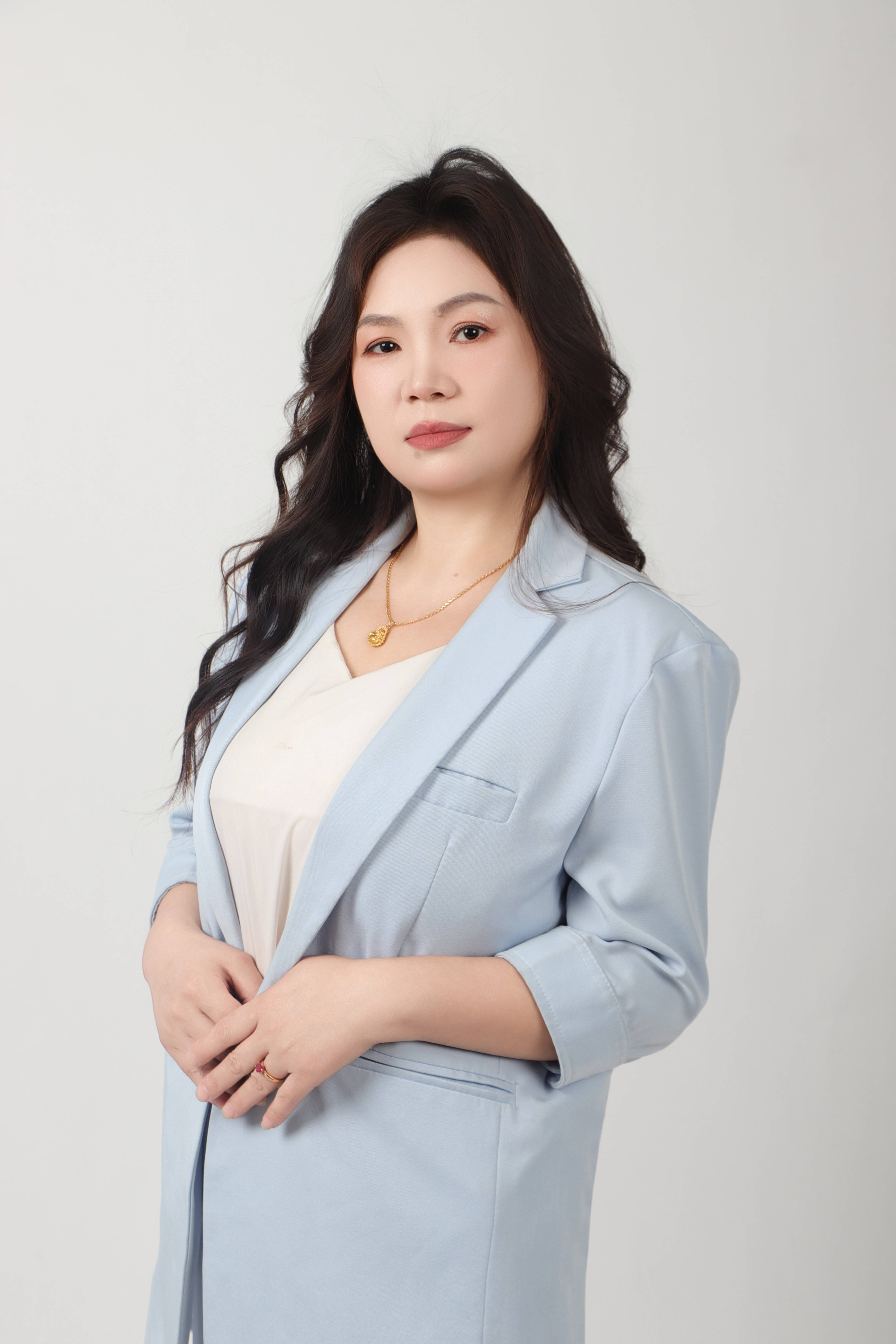 模特晓娟于时尚光影间绽放独特风姿
