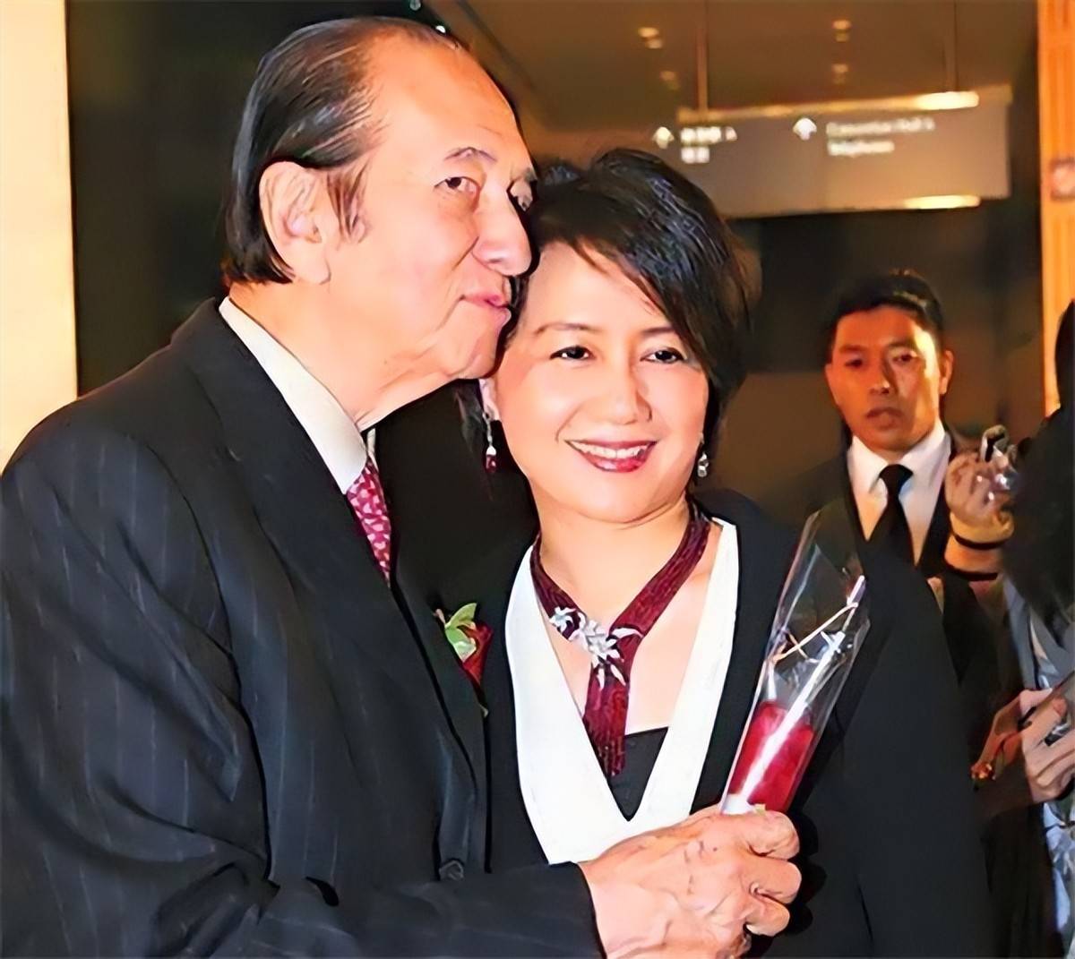 "赌王"何鸿燊割阑尾,四姨太梁安琪一句话令他恐慌,随后怎么做