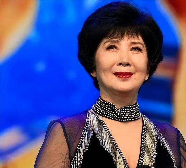 吴海燕现状:定居上海,丈夫章晓申去世半年多,71岁气质知性优雅