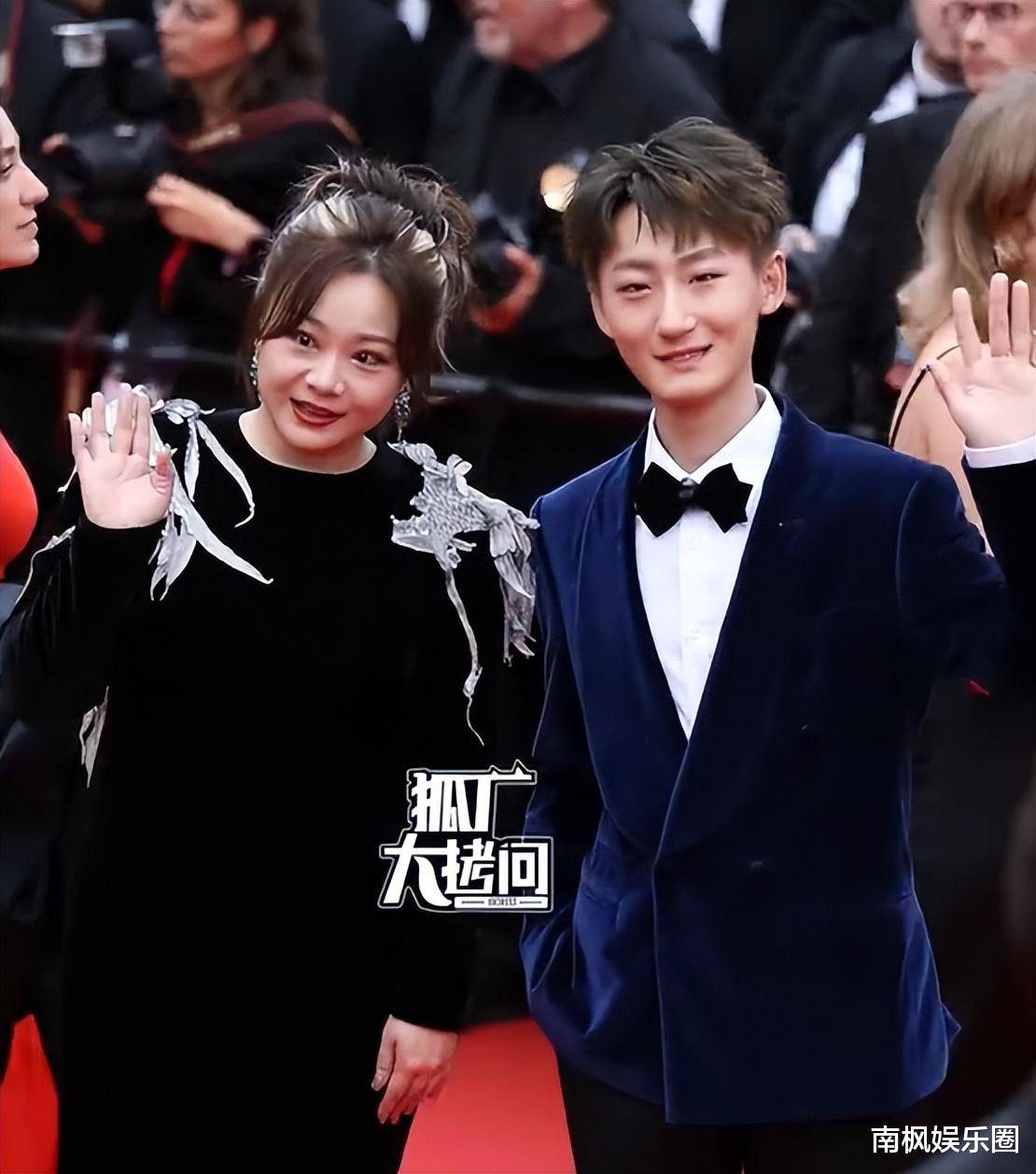 对比其他明星吕艳婷与瀚墨比较羞涩造型也极其简单