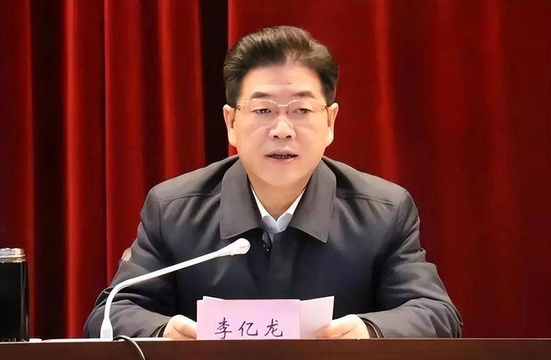 回顾湖南"霸道书记"李亿龙:带领家族受贿几千万,私生活很糜烂