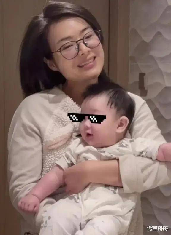 东方卫视陈辰:39岁结婚,40岁生俩娃,丈夫宠爱如少女般幸福