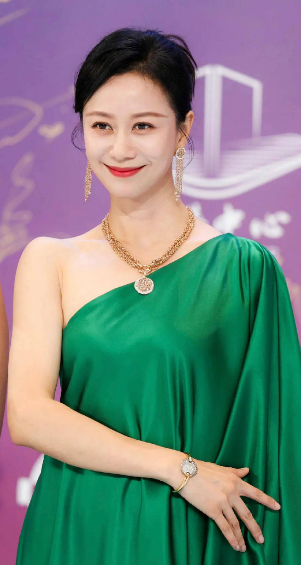 同济大学毕业,中国内地影视女演员,荣获"全国十大广告模特明星"