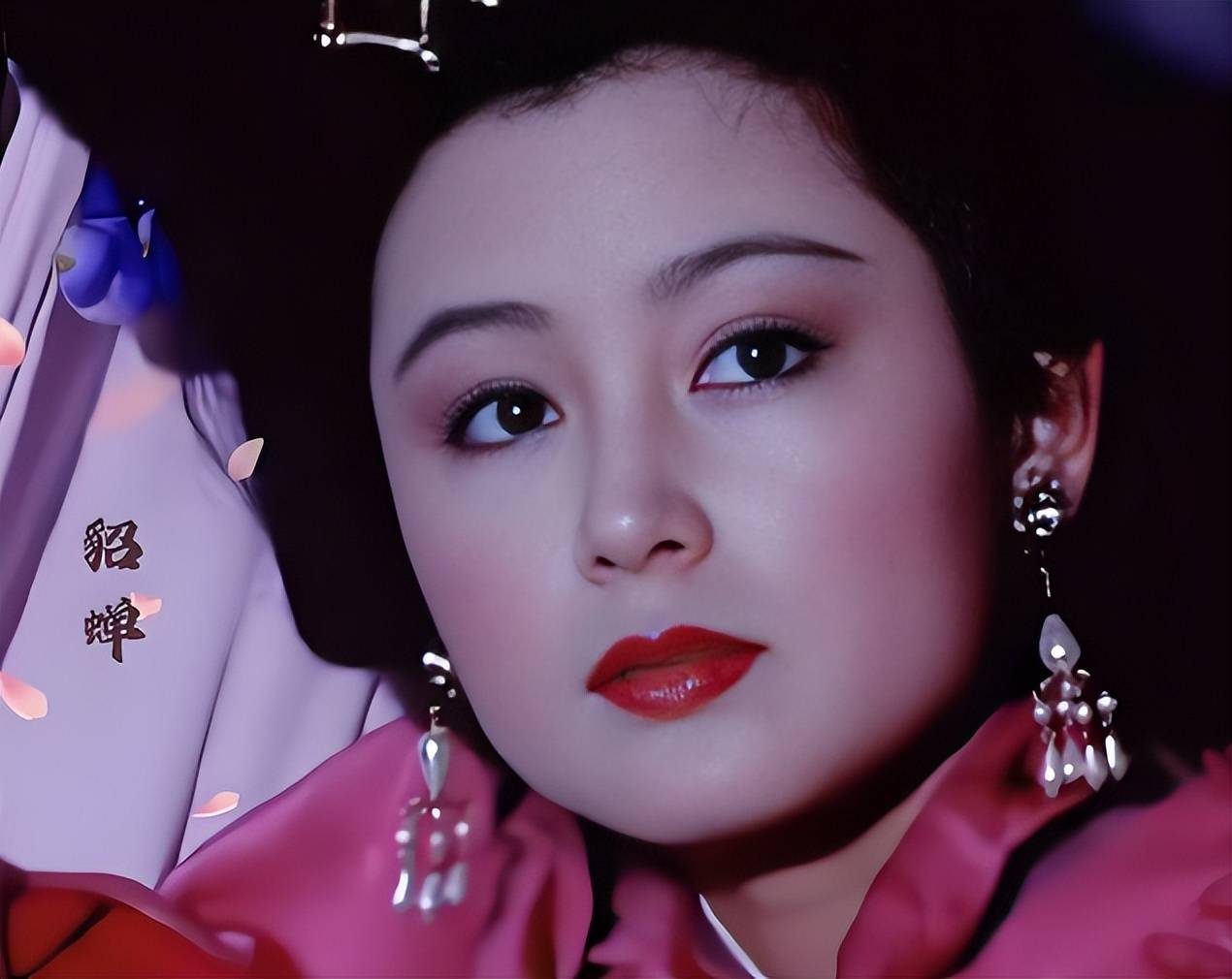 陈红进入了导演的视野,陈红完美符合貂蝉的各项条件成功当选貂蝉