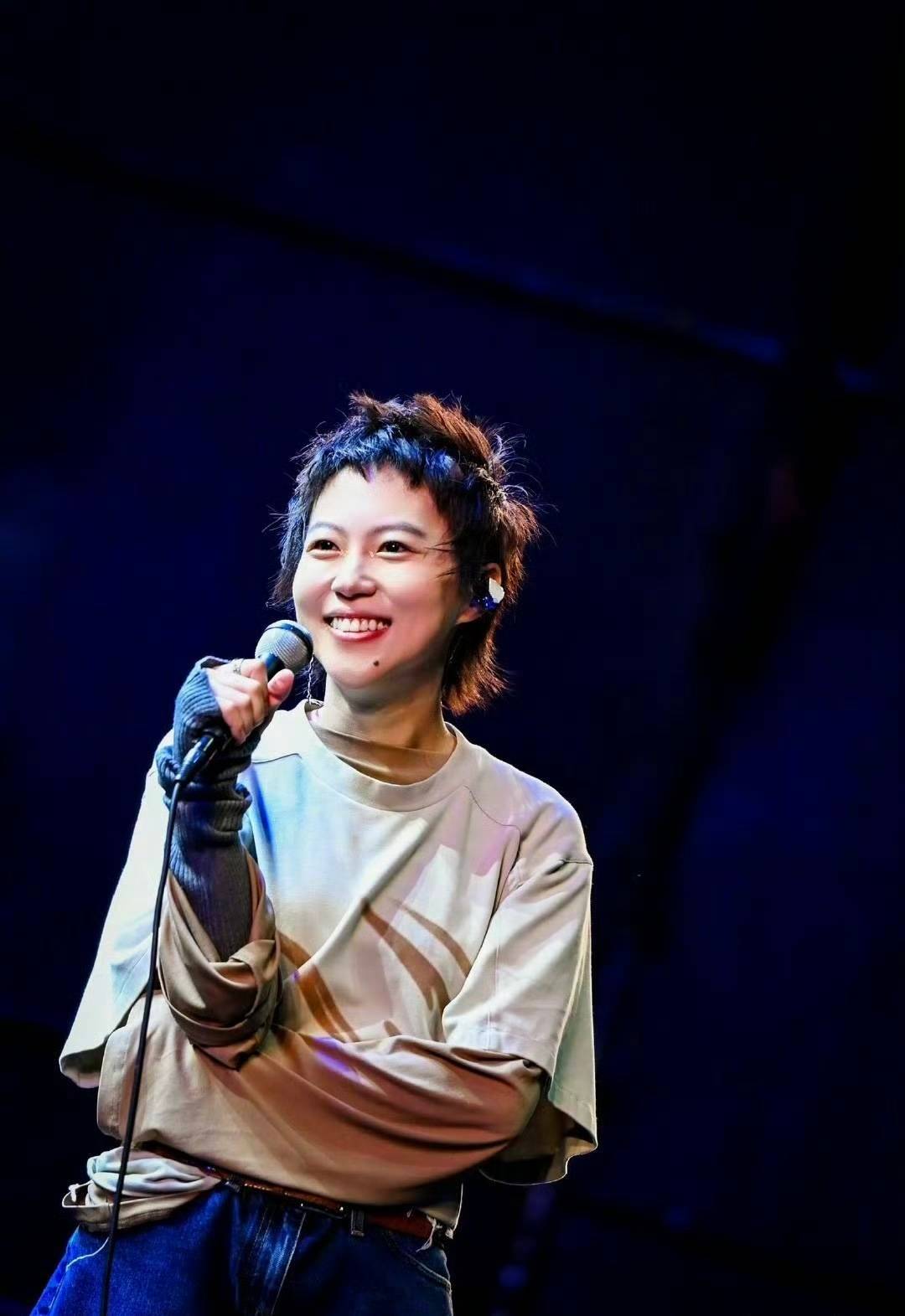 难怪56岁的王菲不想复出原来她的大女儿已经完美秉承了其衣钵