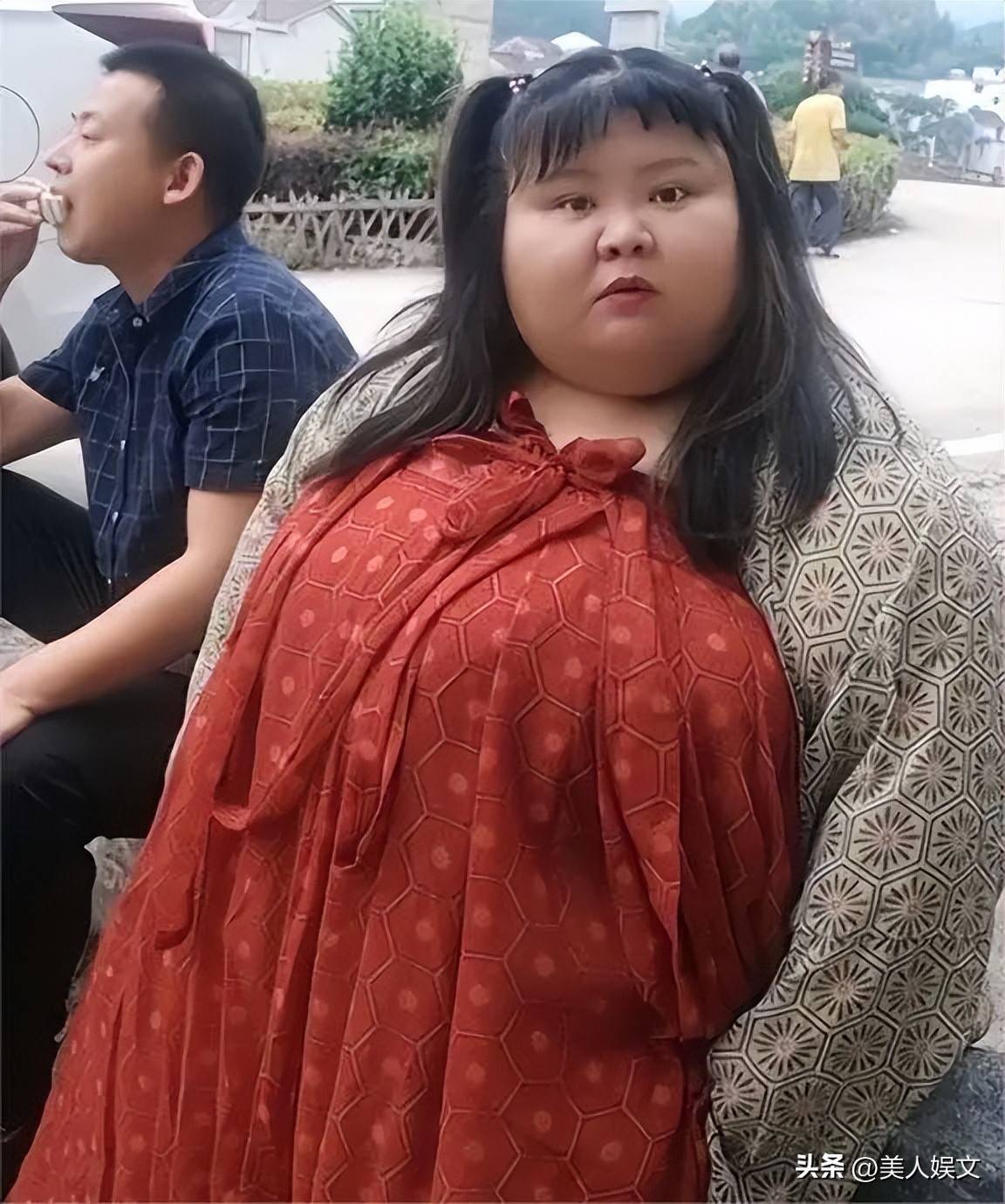 回顾陈皖枝的经历,从校园里的90斤校花到330斤的胖女孩,再到今天的