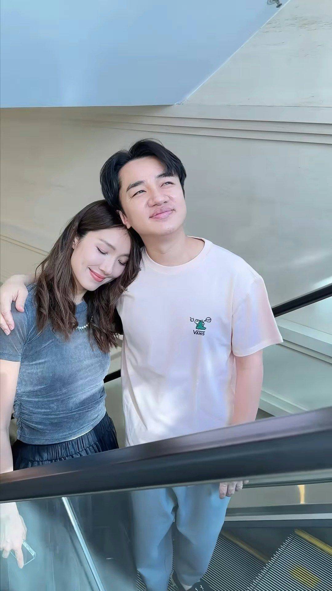 王祖蓝豪宅内景曝光,与李亚男拍视频自嘲身高差