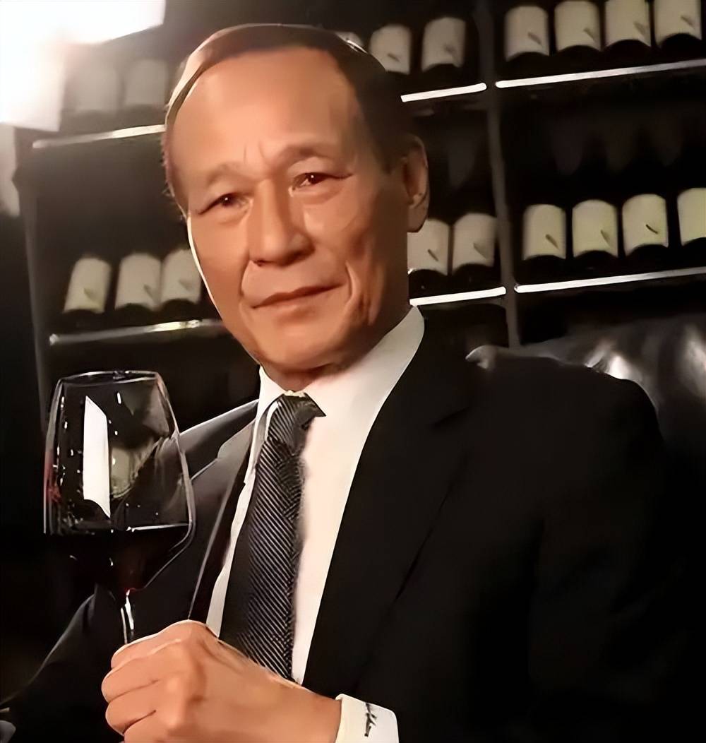 78岁陈惠敏现身林威别墅,红酒堆满墙,一顿饭吃出半个香港的旧梦