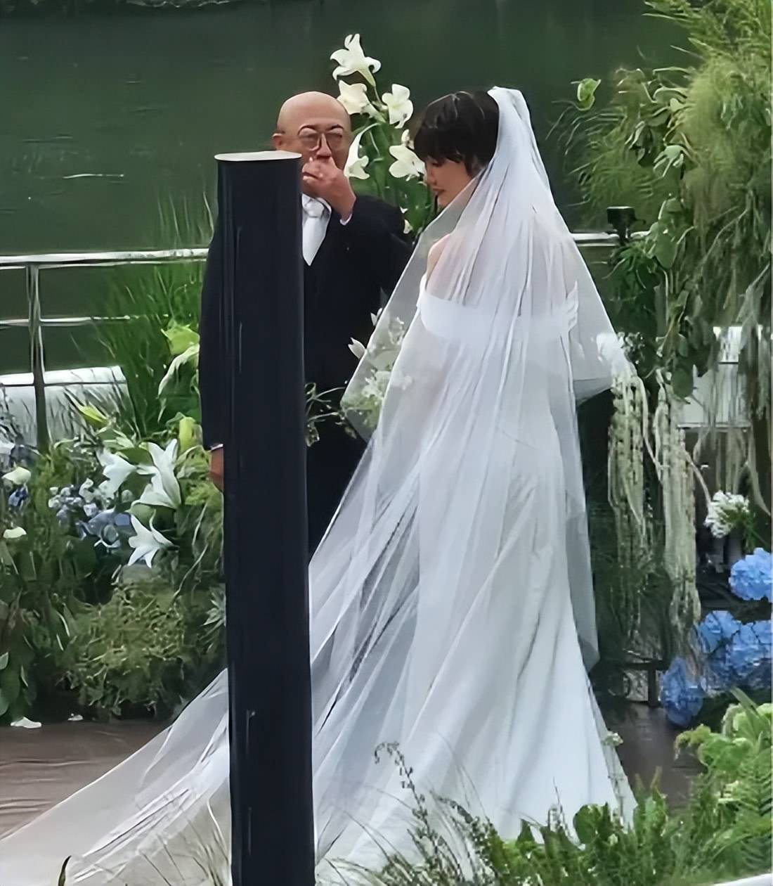 韩国知名女星婚礼,新郎哽咽落泪,网友:“哭成这样是真爱了” 插图2 韩国知名女星婚礼,新郎哽咽落泪,网友:“哭成这样是真爱了” 插图2