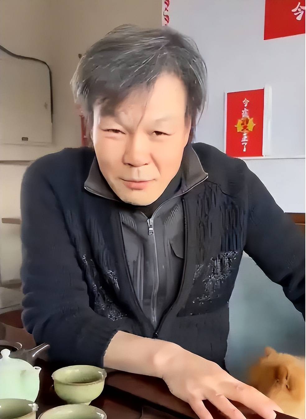 58岁李彬罕见亮相,头发稀少容貌变化大,患病后与家人隐居河北别墅