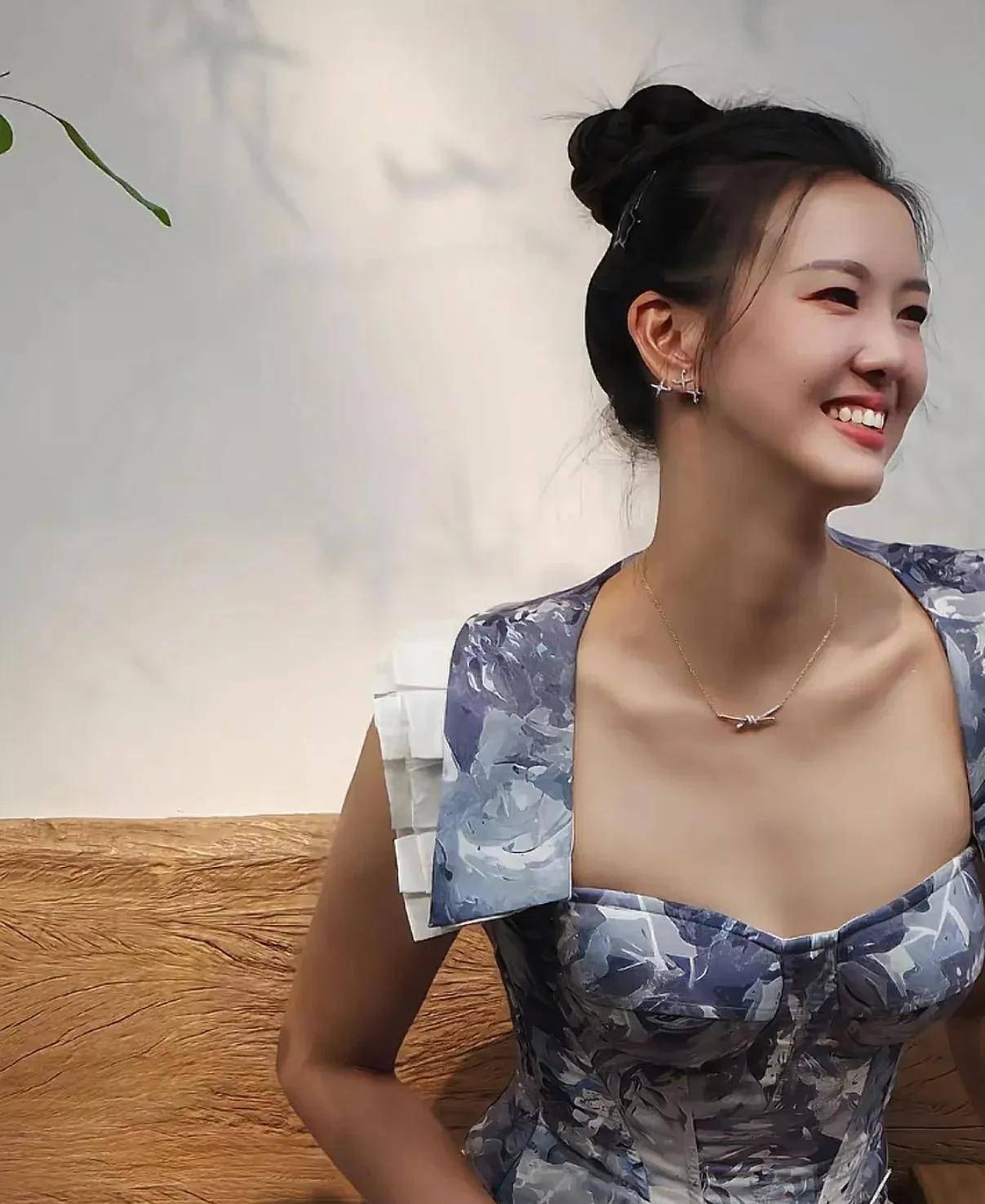 女排张常宁晒美照,完美展现195cm好身材,比关晓彤强太多了