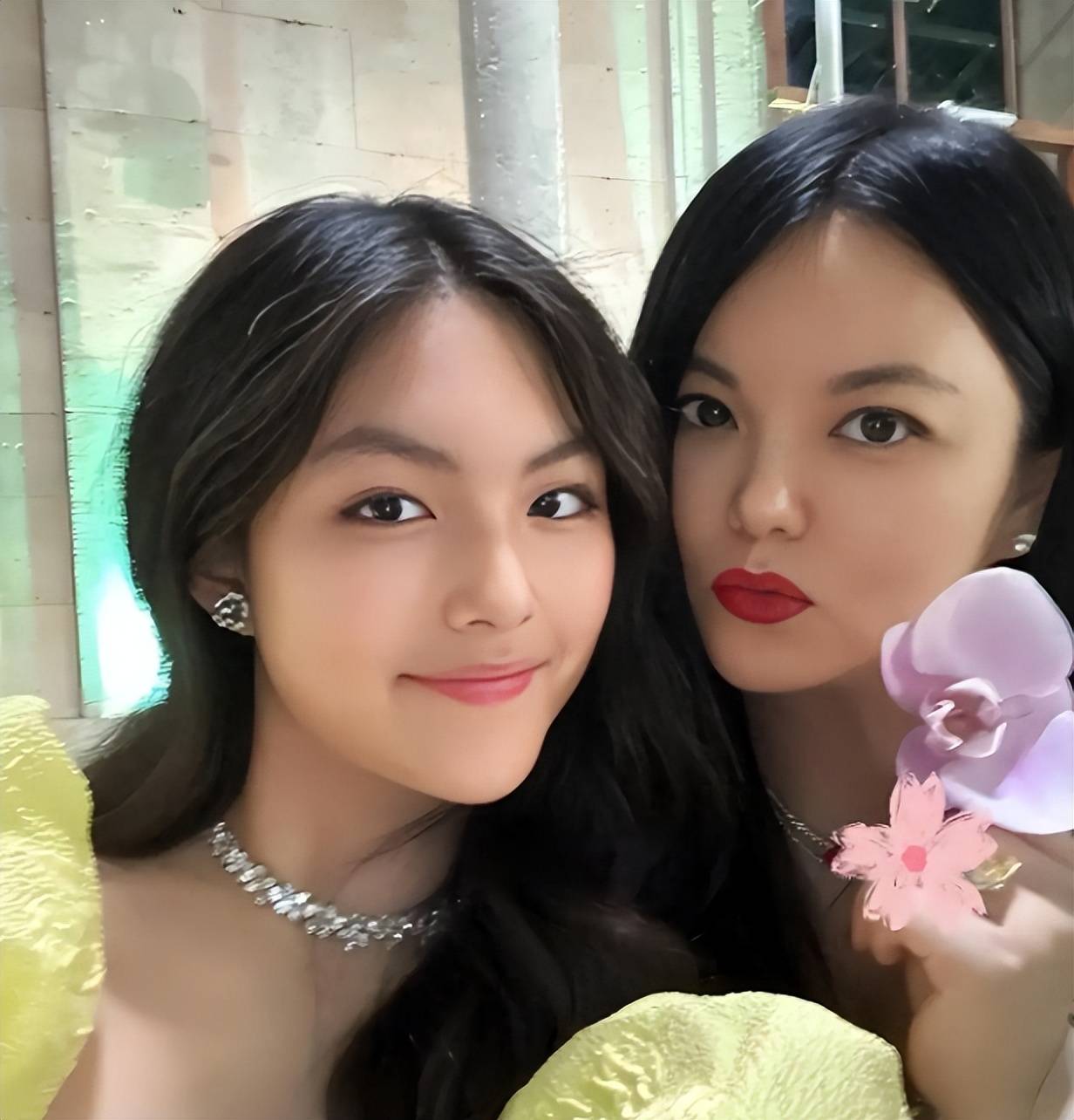 豪门日常李湘带女儿王诗龄逛高奢店修身小裙惊艳众人