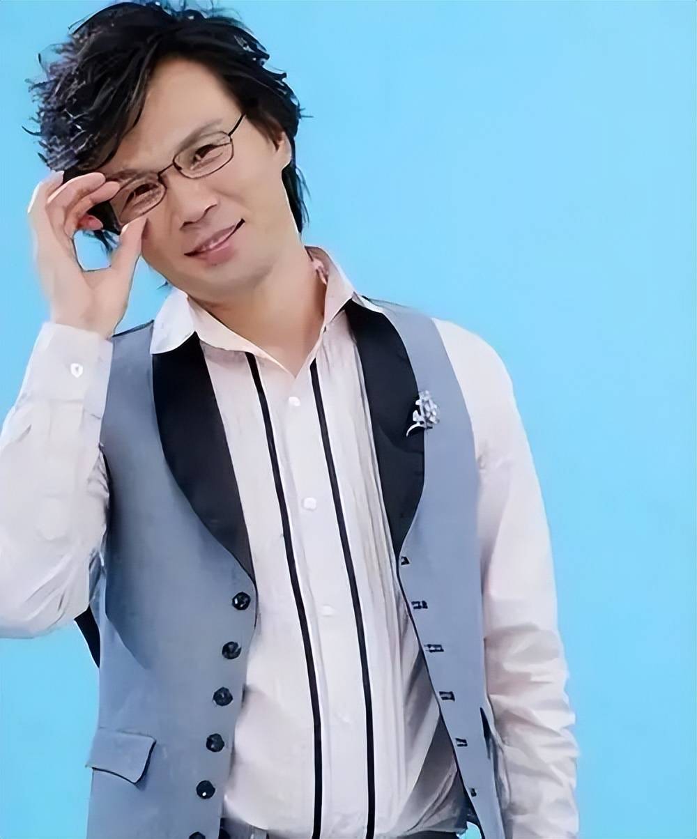 58岁李彬罕见亮相,头发稀少容貌变化大,患病后与家人隐居河北别墅