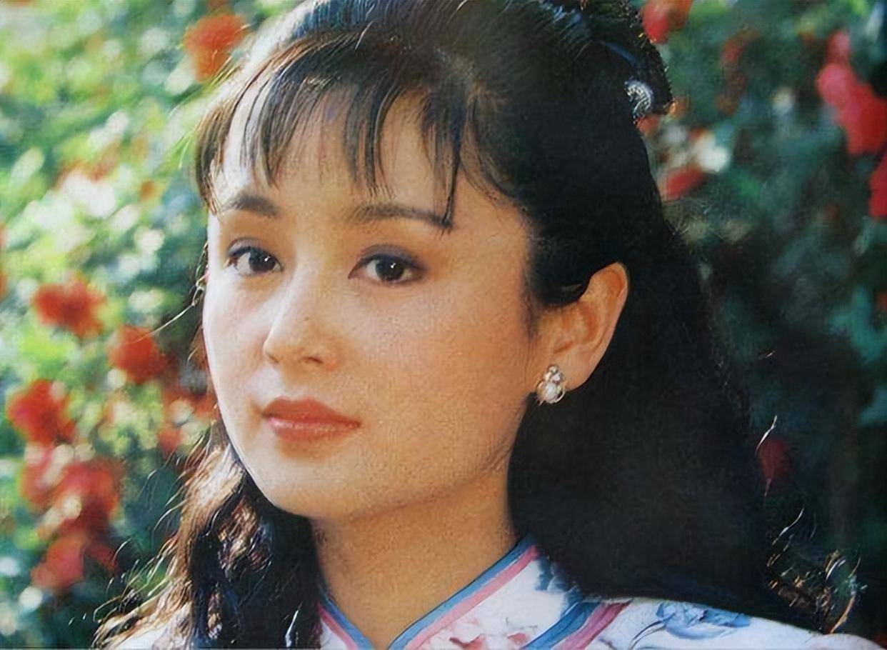 陈红在琼瑶的电视剧《烟锁重楼》中,即便只是客串,其存在感也远超女