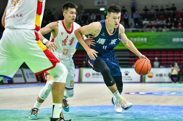 与球队汇合，广东男篮首签敲定，国字号前锋，杜锋期待