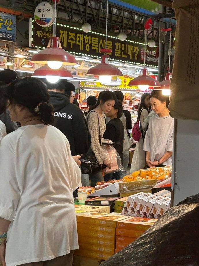 济州岛偶遇叶舒华登上热搜，网友：“女团门面名副其实” 插图8