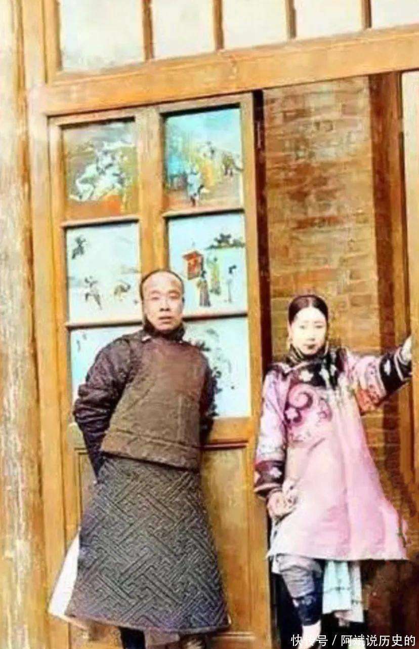 老照片:清朝的全家福合影,年轻的夫妻