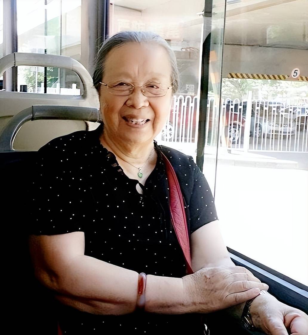 89岁李明启,罕见现身清真寺!围着盖头面容慈祥,原来她是回族的