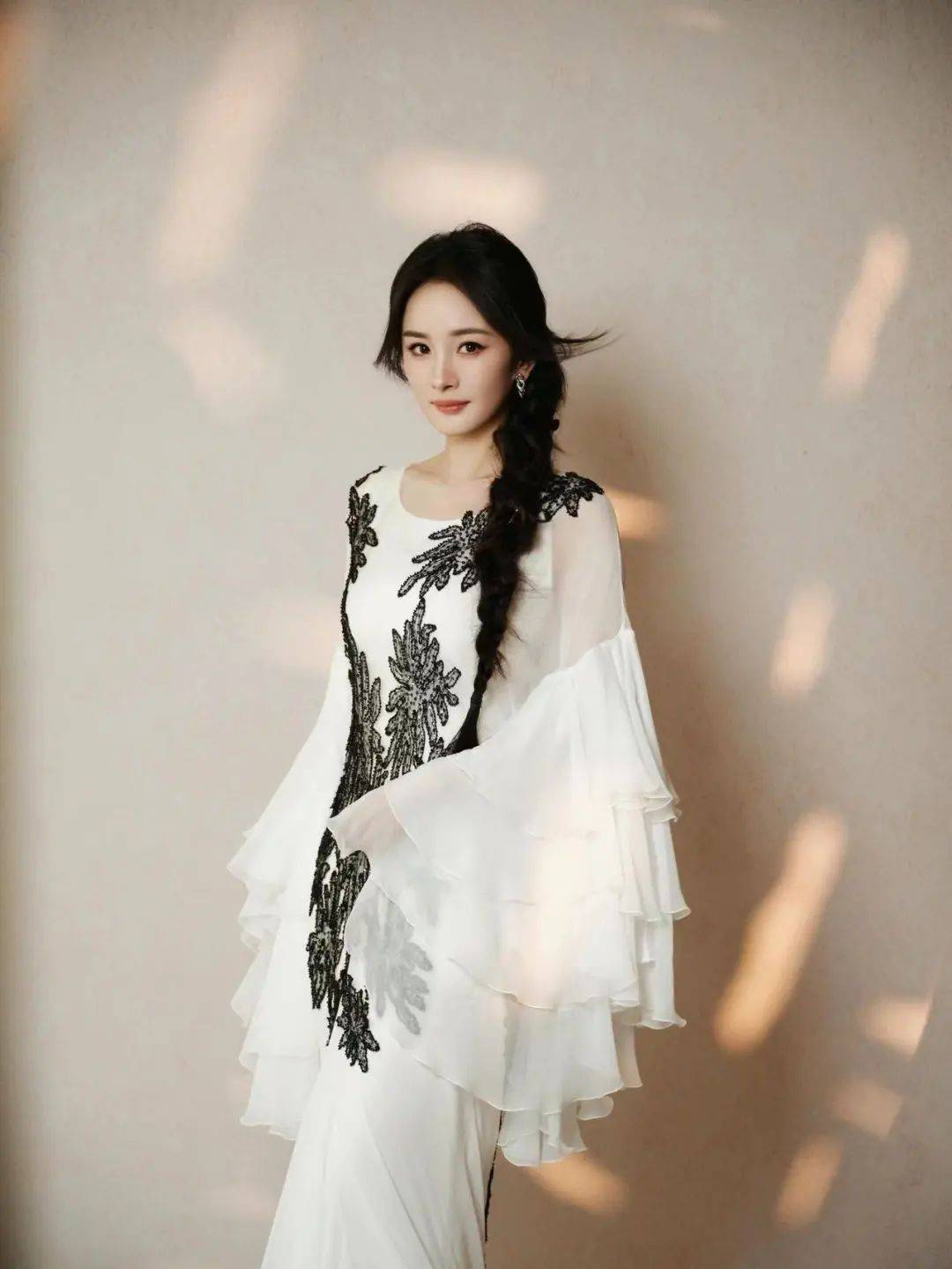 粉丝惊呼妈幂驾到37岁杨幂红毯端庄吸睛私服美腿依旧能打