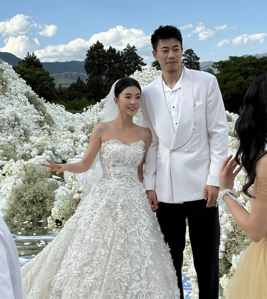 恭喜！26岁张镇麟丽江大婚：妻子高挑美丽，郭士强郭艾伦出席道贺