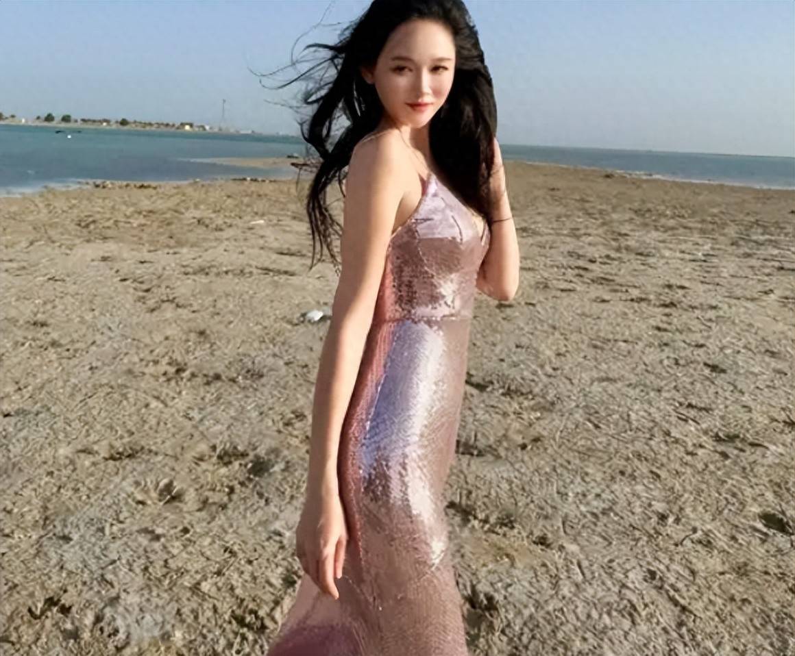 46岁陈乔恩近况曝光,海边大秀好身材,幸福婚姻尽显无遗