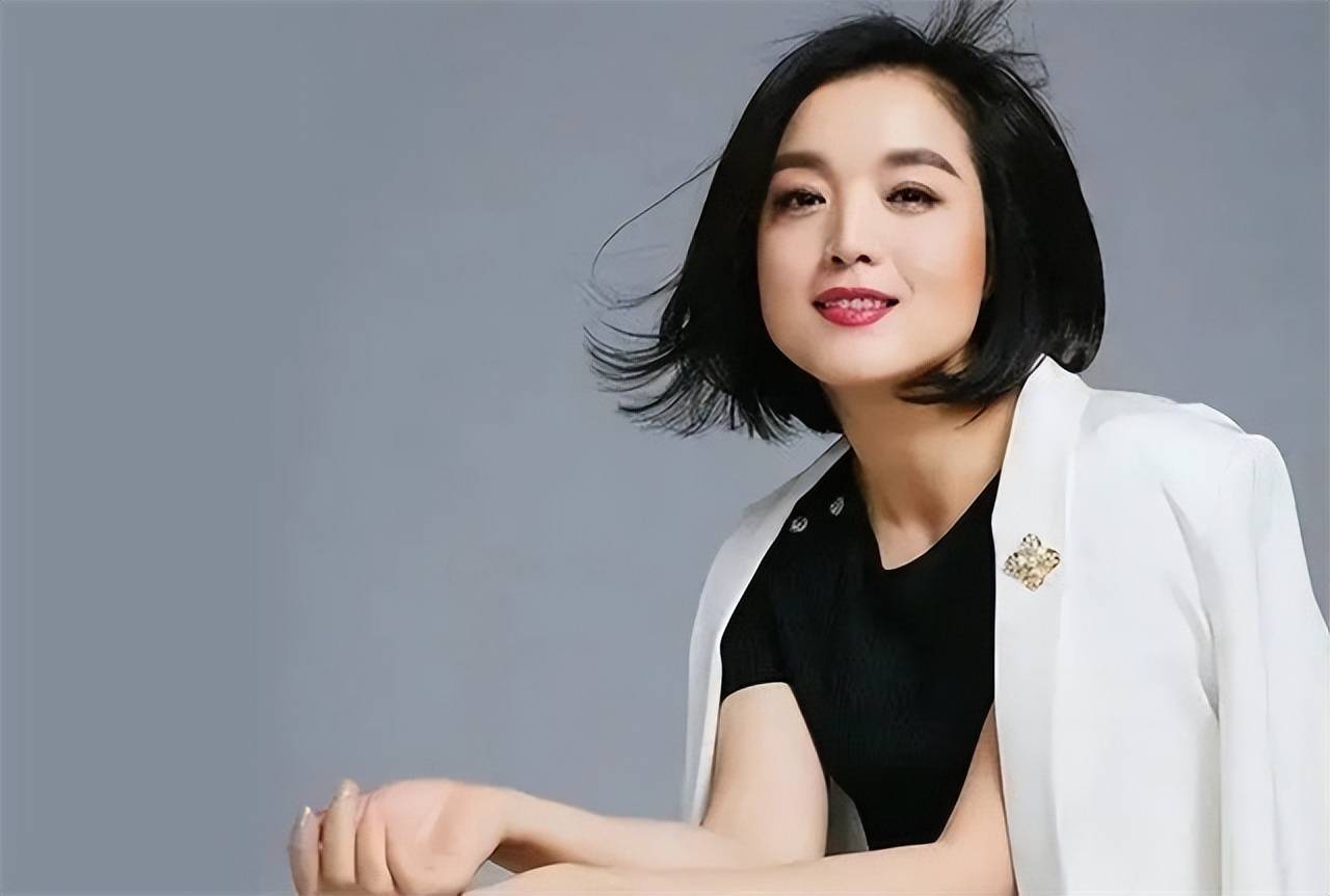 著名歌手白雪:人到中年却再度翻红,嫁小8岁老公收获"姐弟恋"