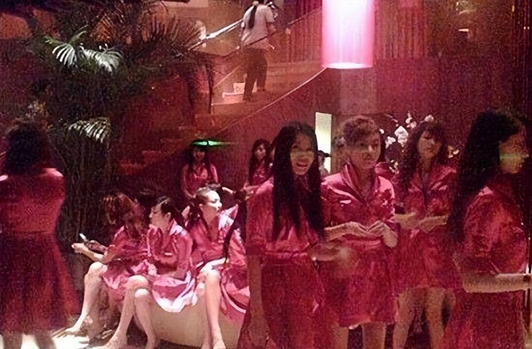 郑州皇家一号覆灭之路:13年深夜突袭,千名警官带走15车女公关