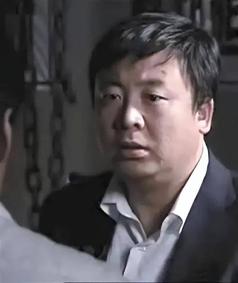 他才是《潜伏》中的潜伏最深的人,潜逃13年,被捕时已成最佳配角