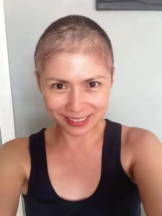 童年女神潘玲玲庆祝儿子毕业!被爱子亲吻笑开怀,一家三口颜值高