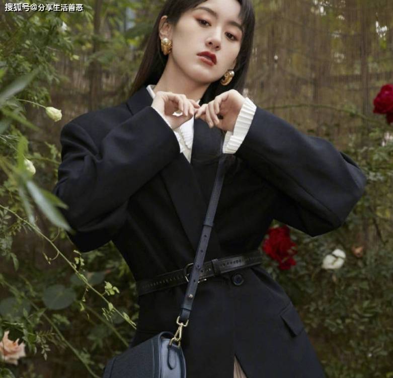袁冰妍最美还是一双眼睛,碎花裙搭配黑色西服尽显靓女风姿!