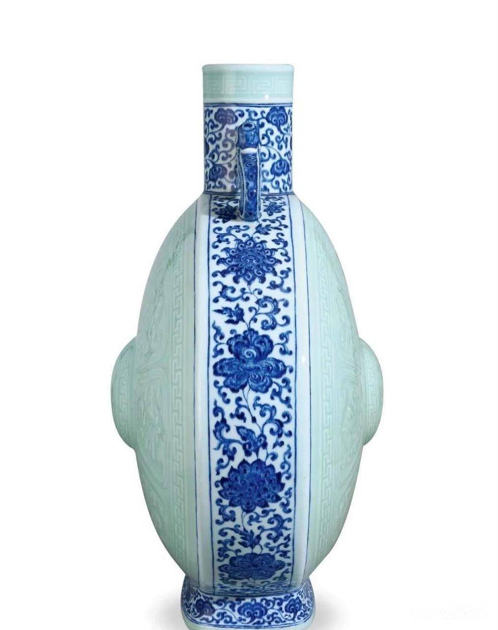 清乾隆 青花 豆青釉 彫刻 八宝紋抱月瓶 中国美術 高さ51CM 横36CM A blue and white vase, yuhuchunping, Seal mark and period of