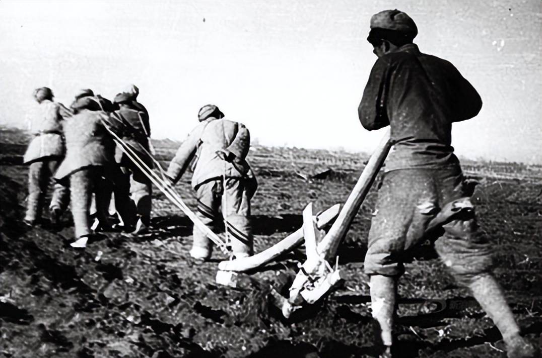 身为南泥湾开荒模范,王恩茂亲自带领部队展开大规模的荒地开垦工作