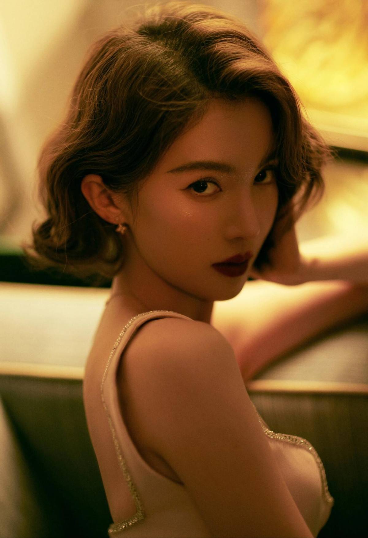 金晨换短卷发,身材惊艳穿吊带裙,气质高贵毫不害羞!