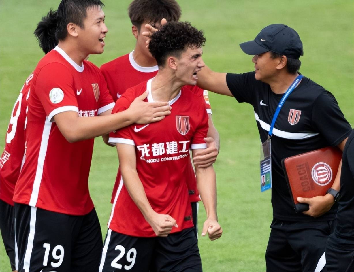 国足新帅人选浮出水面：徐正源成热门，足协寻找外籍教练冲击2030世界杯