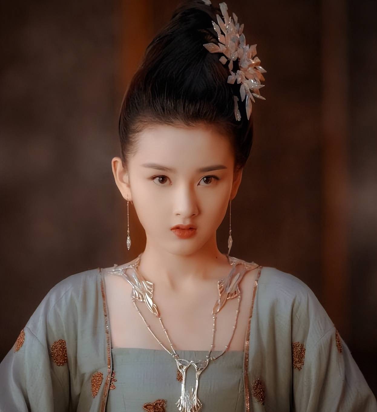 宋祖儿被偶遇,穿短裤大腿比保镖胳膊还细,为了上镜美都快瘦没了