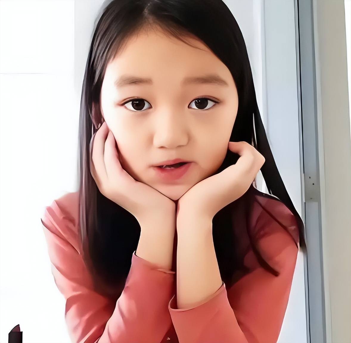 李嫣回国亮相变化明显,身高突破170长腿抢眼,造型成熟自信引关注