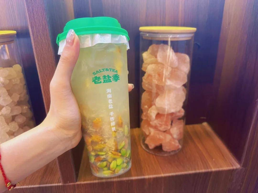_羽绒服在美成爆款_品牌爆款女装批发