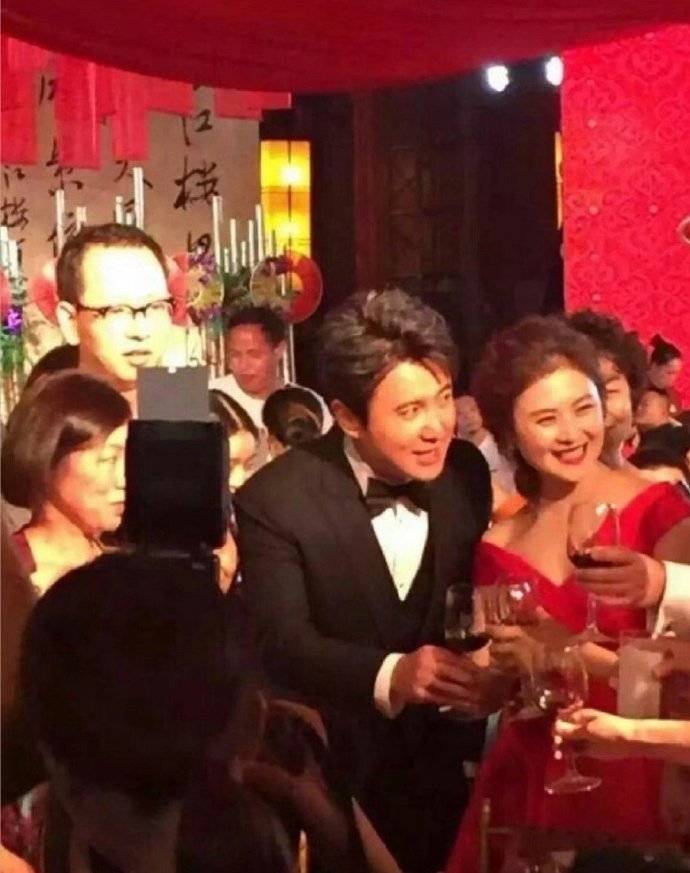 沈腾婚礼旧照引回忆,十二年长跑终成眷属,幸福婚姻打破流言